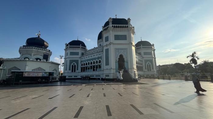JELANG RAMADAN – Suasana halaman Masjid Raya Al Mashun, Medan, terlihat tenang menjelang waktu berbuka puasa. Masjid bersejarah ini setiap Ramadan rutin menyediakan bubur sup pedas khas Melayu untuk jamaah dan masyarakat umum.