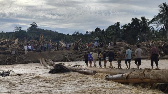 JEMBATAN KAYU - Penampakan jembatan penyeberangan kayu di Garoga, Tapsel Jumat (28/11/2025). Sebelum jembatan kayu, penyeberangan sempat dibuat menggunakan kabel listrik dari tembaga.