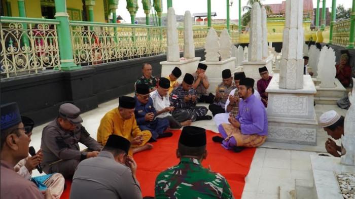 ZIARAH KE MAKAM RAJA - Jajaran pejabat di Pemkab Langkat berziarah ke makam raja-raja jelang HUT Kabupaten Langkat yang ke-276, Jumat (16/1/2026).