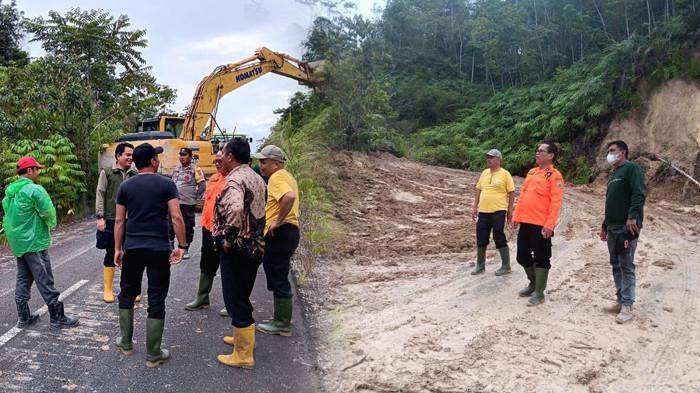 Penanganan lonsor di jalan penghubung Lagan-Pagindar Pakpak Bharat, Sabtu (29/11/2025).