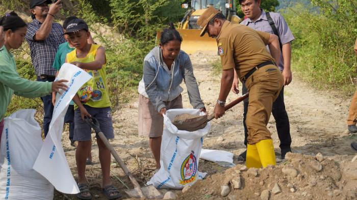 Jalan Putus, Wakil Bupati Toba Gerak Cepat Selesaikannya