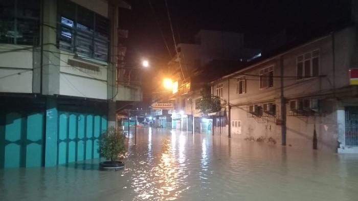 KOTA TEBING SEPI - Jalan Sudirman, satu Jalan Utama di Kota Tebingtinggi terlihat sepi akibat banjir merendam hingga ke Simpang IV Pusat Kota, Kamis (27/11/2025). 