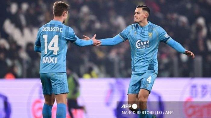 JAY IDZES - Bek Timnas Indonesia, Jay Idzes (kanan), kembali mendapatkan pujian untuk penampilan terbarunya bersama Venezia di Liga Italia, Minggu (19/1/2025).