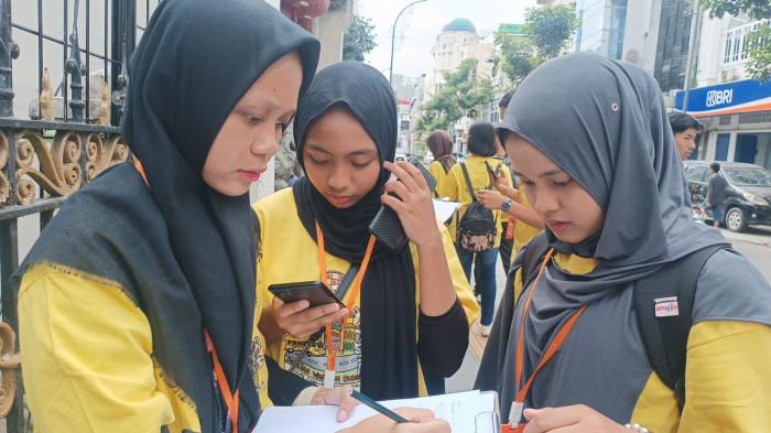 Peserta Jelajah Warisan antusias mencatat dan berdiskusi soal carag budaya Rumah Tjong A Fie