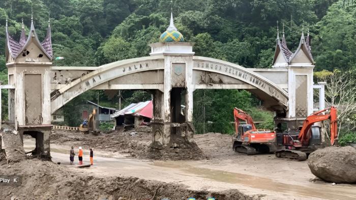 BANJIR BANDANG- Jembatan Kembar Padang Panjang lumpuh total setelah diterjang banjir bandang pada 27 November 2025 kemarin. Jembatan ini merupakan jalan penghubung di Sumatera Barat.