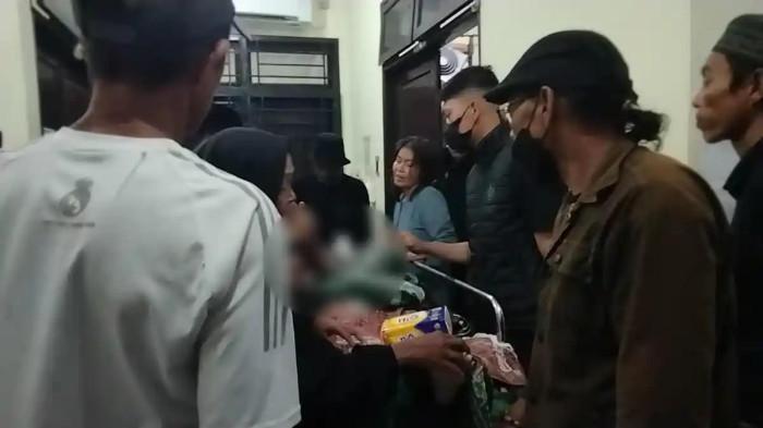POLISI  DIANIAYA - Jenazah Bripda Dirja Pratama alias DP (19) saat berada di depan ruang jenazah RSUD Daya, Jalan Perintis Kemerdekaan, Makassar Minggu (22/2/2026). Polisi muda tersebut ditewas diduga alami kekerasan fisik oleh seniornya