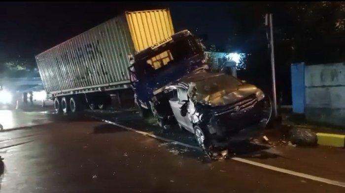 Kondisi 2 Pengemudi Mobil dan Sopir Truk yang Diseruduk Truk Kontainer di Gerbang Tol Tanjung Mulia