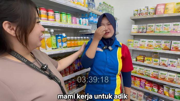 Tangis haru Kak Nisa pecah saat menceritakan perjuangannya bekerja demi sang buah hati tercinta.