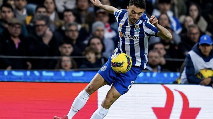 AKSI JOAO MARIO - Aksi Joao Mario saat memperkuat FC Porto musim 2024-2025. Pemain bek yang berusia 21 tahun tersebut kini bergabung dengan Juventus