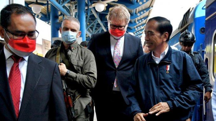 Potret Presiden Jokowi dan Iriana Tiba di Ukraina, Kunjungi Jantung Perang Rusia-Ukraina - Joko-Widodo-dan-Ibu-Iriana-Joko-Widodo-tiba-Ukraina-a.jpg