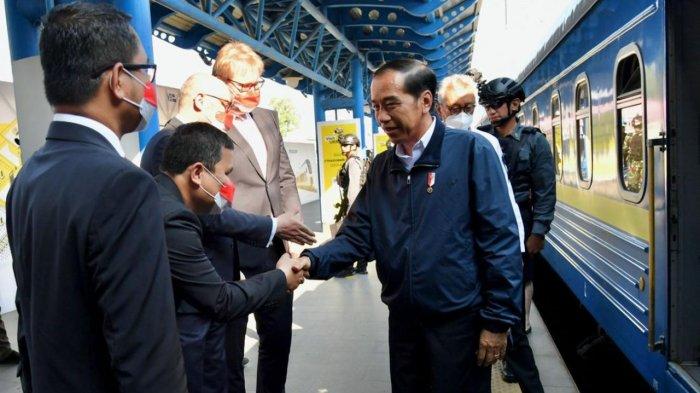 Potret Presiden Jokowi dan Iriana Tiba di Ukraina, Kunjungi Jantung Perang Rusia-Ukraina - Joko-Widodo-dan-Ibu-Iriana-Joko-Widodo-tiba-Ukraina.jpg