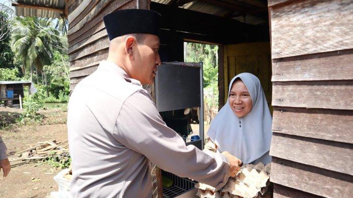Jumat Berkah, Kapolres Padangsidimpuan Bersama Jajaran Bantu Kaum Ibu Kurang Mampu