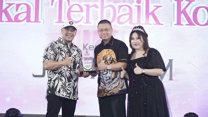 JÈSTHAM menerima penghargaan
