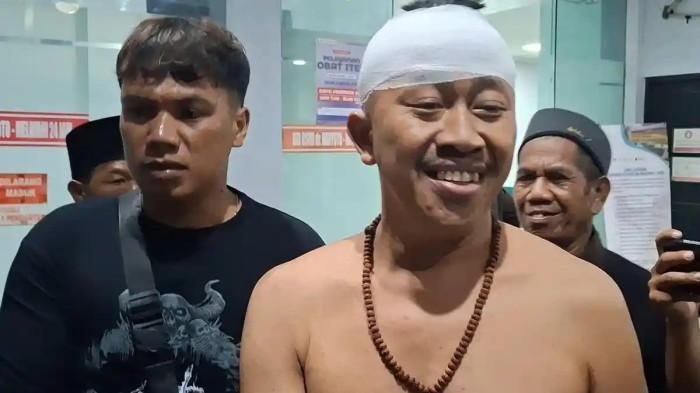 KADES DIKEROYOK: Kades di Lumajang, Sampurno dikeroyok dan dibacok menggunakan senjata tajam oleh 15 orang di rumahnya pada Rabu (15/4/2026) siang.