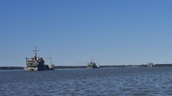 KAPAL PERANG MENUJU PANTAI GAZA - Deretan kapal perang Amerika Serikat dilaporkan sudah berangkat menuju perairan Mediterania Timur dengan tujuan Lepas Pantai Gaza dengan membawa seribu personel. AS mengirim bala tentaranya dengan dalih pembangunan dermaga sementara di lepas pantai Gaza dengan tujuan percepatan pengiriman bantuan. (USCENTCOM)