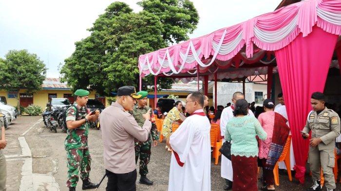 Pastikan Perayaan Aman, AKBP Dudung Patroli Langsung Ibadah Natal