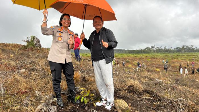 Ketua DPD PDI Perjuangan Sumatera Utara, Rapidin Simbolon, berbincang bersama Kapolres Samosir AKBP Rina Sri Nirwana Tarigan di sela-sela kegiatan penanaman pohon di Desa Partungko Naginjang, Kecamatan Harian, Kabupaten Samosir, Sabtu (28/3/2026), dalam rangka mendukung pemulihan hutan kawasan Danau Toba.