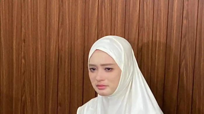 INARA RUSLI - Inara Rusli ketika ditemui di kawasan Pluit, Jakarta Utara, Jumat (28/11/2025). Inara menangis meminta maaf sudah bikin gaduh karena kasus perselingkuhan.