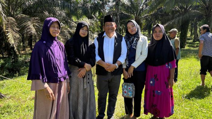 KAUM IBU UJUNG BATU BERSAMA RAPIDIN USAI MENERIMA KURBAN