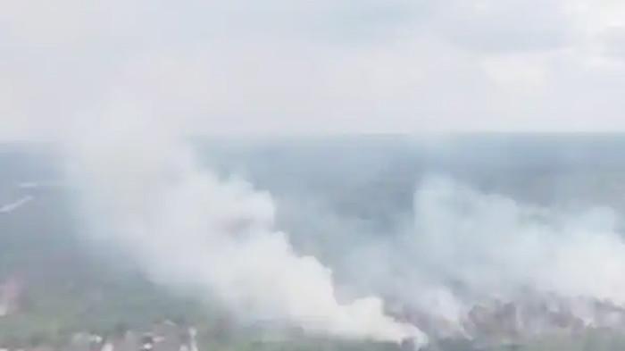 Kebakaran hutan dan lahan (karhutla) menimbulkan kepulan asap tebal yang menutupi ruas Jalan Lintas Riau–Sumatera Utara di Desa Rantau Bais, Kecamatan Tanah Putih, Kabupaten Rokan Hilir, Riau, pada Sabtu (14/3/2026).