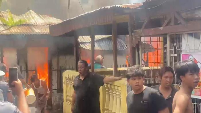 KEBAKARAN- Terlihat warga gang Drom melakukan penyiraman api dengan alat seadanya, namun usaha penyiraman air tidak membuahkan hasil, sehingga api dengan cepat hanguskan dua rumah di Jalan Denai, Kelurahan Tegal Sari Mandala I, Kecamatan Medan Denai, Kamis (25/6/2026)