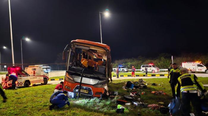 KECELAKAAN BUS ALS- Sebuah bus membawa rombongan atlet karate dari Medan mengalami kecelakaan tunggal di Jalan Umum Padang – Bukittinggi tepatnya di Ruas Jalan Exit Tol Padang–Sicincin Kapalo Hilalang, Kecamatan 2x11 Kayu Tanam, Kabupaten Padang Pariaman, Sumatera Barat, pada Minggu (7/9/2025). Insiden ini mengakibatkan dua atlet meninggal dunia di lokasi, sementara yang lainnya mengalami luka-luka dan telah dilarikan ke rumah sakit. 