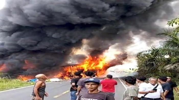 ALS KECELAKAAN MAUT -- Kondisi bus ALS yang mengalami kecelakaan lalu terbakar di Simpang Danau Kecamatan Karang Jaya, Muratara, Rabu (6/5/2026). Dari informasi dihimpun, sebanyak 6 orang dilaporkan tewas dalam kecelakaan ini.