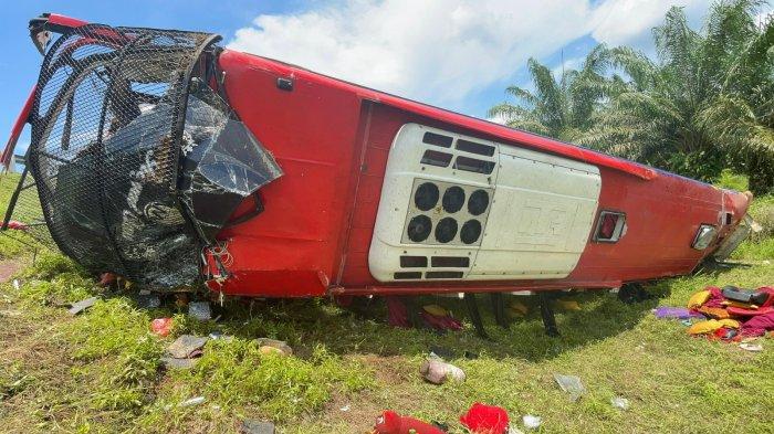 KECELAKAAN : Bus Halmahera posisi keluar jalur tol setelah mengalami kecelakaan, Senin (11/5/2026). Ada 4 orang yang menjadi korban tewas dan 19 mengalami luka-luka.