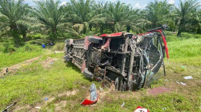 KECELAKAAN : Bus Halmahera tujuan Dumai-Medan mengalami kecelakaan di jalur Tol Tebing Tinggi Medan Km 63+200 kawasan Perbaungan Kabupaten Serdang Bedagai, Senin (11/5/2026). 4 orang penumpang tewas dan 19 luka-luka. (Foto : Indra Gunawan Sipahutar). 