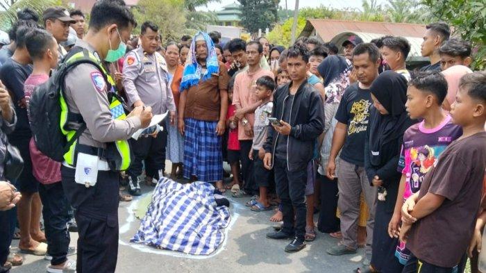 KECELAKAAN - Personel kepolisian saat melakukan olah TKP dan mengevakuasi korban kecelakaan di Jalan Umum Padang Tualang-Tanjung Pura, tepatnya di Lingkungan II Bukit Rejo (Batu 10), Kelurahan Tanjung Selamat, Kecamatan Padang Tualang, Kabupaten Langkat, Sumatera Utara, Kamis (26/3/2026) siang. 