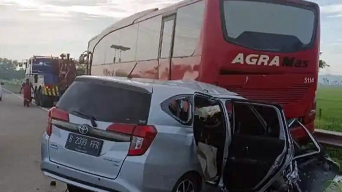 KECELAKAAN: Kondisi mobil Toyota Calya dan bus Agra Mas yang mengalami kecelakaan di Tol Pejagan-Pemalang KM 290B, Kabupaten Tegal, Jawa Tengah, Kamis (19/3/2026). Akibat kecelakaan itu, empat orang sekeluarga tewas dan satu orang kritis.
