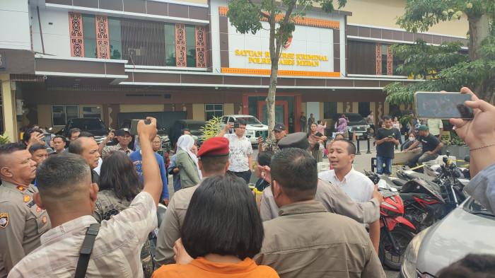 KELUARGA TERSANGKA RIBUT - Keluarga tersangka dugaan kasus