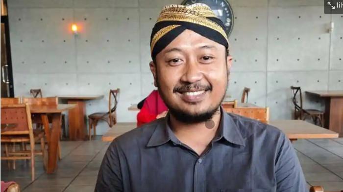 DINOBATKAN PB XIV - Putra dalem tertua Sinuhun Pakubuwono XIII, KGPH Hangabehi atau yang juga dikenal KGPH Mangkubumi, ditemui Jumat (7/11/2025). Ia dinobatkan menjadi Pakubuwono XIV.