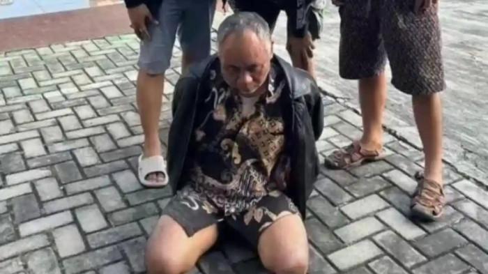 KIAI CABUL DITANGKAP - Polisi berhasil menangkap Ashari (berjaket kulit), pendiri Ponpes Ndholo Kusumo Pati yang menjadi tersangka pencabulan, Kamis (7/5/2026).