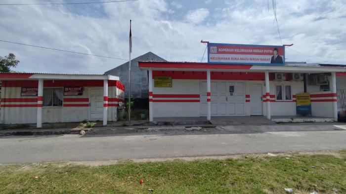 KOPERASI - Suasana Koperasi Kelurahan Merah Putih di Jalan Sukun, Lingkungan 6, Kelurahan Suka Maju, Kecamatan Binjai Barat, Kota Binjai, Sumatera Utara, sudah sebulan tak beroperasi alias tutup, Jumat (27/2/2026). Sebelumnya koperasi itu diresmikan oleh Gubernur Sumatera Utara, Bobby Nasution.
