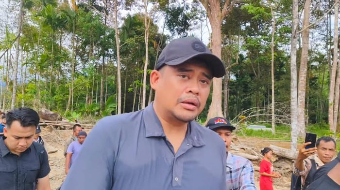 KUNJUNGI TAPTENG - Gubernur Sumatera Utara Bobby Nasution saat mengunjungi warga korban banjir di Desa Lubuk Ampolu, Badiri, Tapteng, Senin (13/4/2026). 