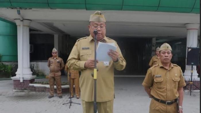 KADIS KETAPANG MENGUNDURKAN DIRI - Kadis Ketapang TPH Rajali saat memimpin apel pagi di kantornya beberapa waktu lalu. Saat ini Rajali mengundurkan diri dari jabatannya karena alasan kesehatan.