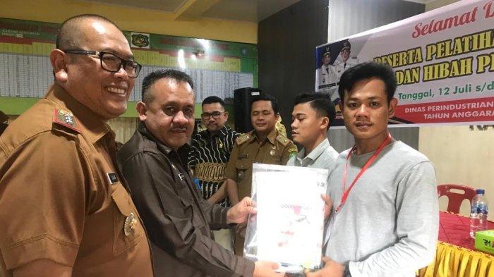 Dinas Perindustrian Latih Pelaku IKM Furniture Kelurahan Karang Berombak Agar Lebih Berinovasi