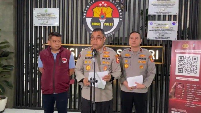 KASUS NARKOBA- Kadiv Humas Polri Irjen Johnny Eddizon Isir (tengah) memberikan keterangan pers terkait perkembangan kasus narkoba yang melibatkan eks Kapolres Bima Kota AKBP Didik Putra Kuncoro di Kantor Divisi Humas Polri, Jakarta, Minggu (15/2/2026). 