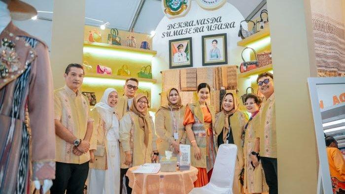 Stan Sumut Pamerkan Tas, Songket, Baju Motif Khas Daerah di HUT 45 Dekranas di Balikpapan