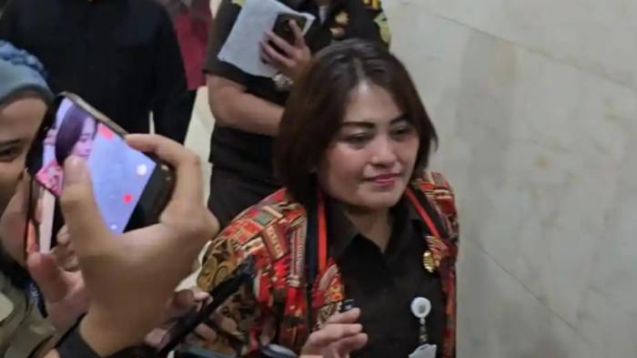 KAJARI KARO BUNGKAM - Danke Rajagukguk bungkam saat ditanya awak media terkait desakan pencopotan dirinya dari jabatan Kepala Kejaksaan Negeri (Kajari) Karo, setelah rapat dengan Komisi III DPR pada Kamis (2/4/2026).