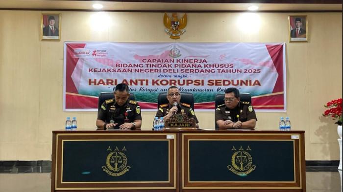 Kajari Deli Serdang, Revanda Sitepu bersama anggotanya Hendra Busrian yang menjabat sebagai Kasi Pidana Khusus (Pidsus) Berhari-hari menghilang dan buat heboh banyak pihak. Beresar kalua kalau keduanya disebut-sebut telah diamankan pihak Kejaksaan Agung (Kejagung).