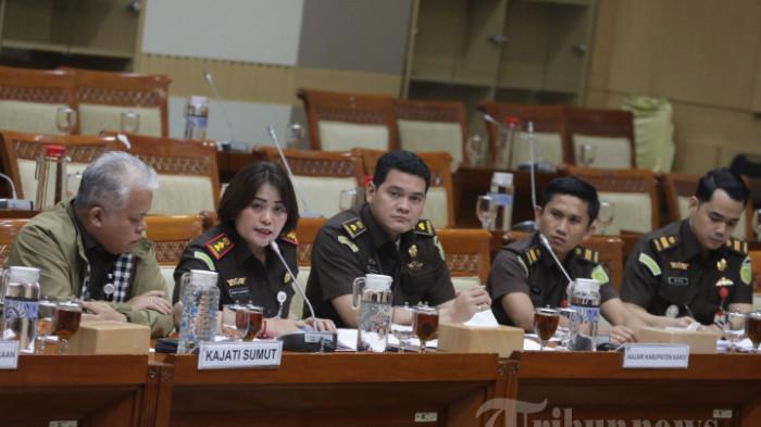 DENGAR PENDAPAT - Kepala Kejaksaan Tinggi (Kajati) Sumatera Utara Harli Siregar (kiri) bersama Kepala Kejaksaan Negeri (Kajari) Kabupaten Karo Danke Rajagukguk (kedua kiri) dan Jaksa Penuntut Umum (JPU) Kabupaten Karo Wira Arizona (kanan) mengikuti rapat dengar pendapat umum dengan Komisi III DPR di Kompleks Parlemen, Senayan, Jakarta, Kamis (2/4/2026). Rapat dengar pendapat tersebut membahas polemik terkait perkara yang menjerat videografer Amsal Sitepu. TRIBUNNEWS/IRWAN RISMAWAN
