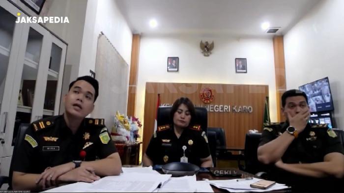 KAJARI KARO SOROTAN - Kepala Kejaksaan Negeri (Kajari) Karo, Danke Rajagukguk (tengah), Kepala Seksi Tindak Pidana Khusus (Kasi Pidsus) Reinhard Harve Sembiring aman dalam substansi perkara Amsal Sitepu. Namun keduanya menjadi sorotan Kejaksaan Tinggi (Kejati) Sumatera Utara lantaran dugaan aksi pembungkaman terhadap Amsal Sitepu.