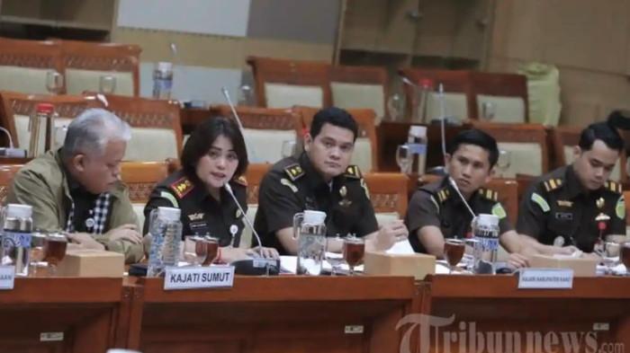RDP DI KOMISI III DPR - Kepala Kejaksaan Tinggi (Kajati) Sumatera Utara Harli Siregar (kiri) bersama Kepala Kejaksaan Negeri (Kajari) Kabupaten Karo Danke Rajagukguk (kedua kiri) dan Jaksa Penuntut Umum (JPU) Kabupaten Karo Wira Arizona (kanan) mengikuti rapat dengar pendapat umum dengan Komisi III DPR di Kompleks Parlemen, Senayan, Jakarta, Kamis (2/4/2026). Rapat dengar pendapat tersebut membahas polemik terkait perkara yang menjerat videografer Amsal Sitepu