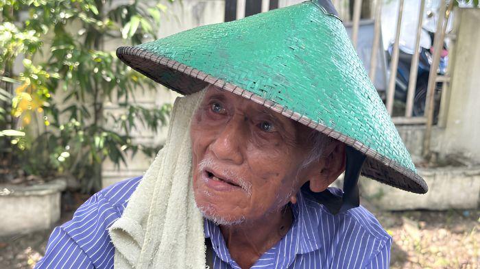 Kakek Penjual Kerupuk, Usia Tak Hentikan Langkah