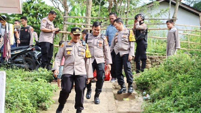 Kapolres Papadangsidimpuan AKBP Dudung Setyawan Pimpin Gerebek Kampung Narkoba di Silayang - Layang