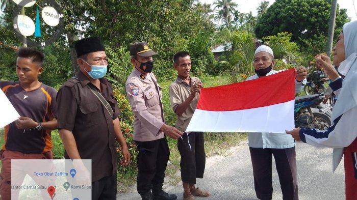 Sambut HUT Ke-77 RI, Polsek Air Joman Bagikan 50 Bendera Merah Putih