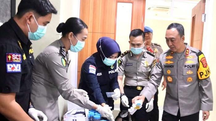 Kapolda Sumsel Irjen Sandi Nugroho memimpin pelaksanaan tes urine