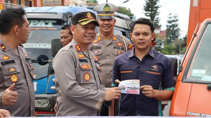 Mensukseskan Event Internasional F1 Power Boat Lake Toba Kapolres Dairi Bagikan Stiker Event